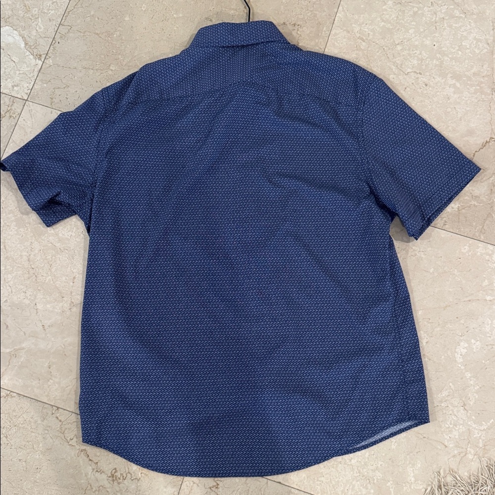 UNTUCKit Short-Sleeve Button-Down Shirt in Navy with Micro Dot- Medium - Picture 3 of 3